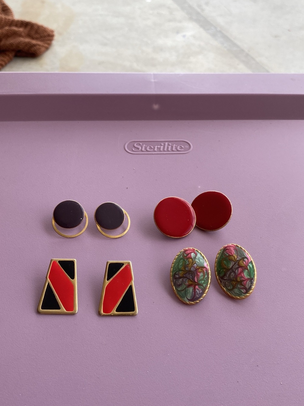 Four pairs of vintage earrings
(Posts)